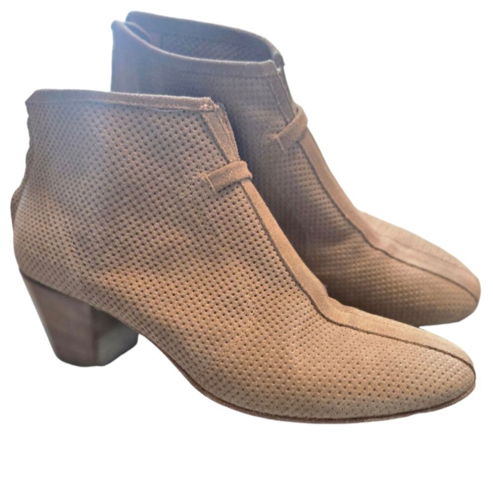 Aquatalia Xcellent perforated Tan Suede Ankle Boots Women's Booties Size 7